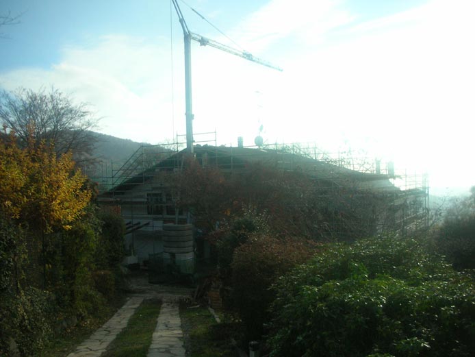 Andorno Micca, Biella, 08 novembre 2010. Si inizia a scoperchiare il tetto della casa esistente