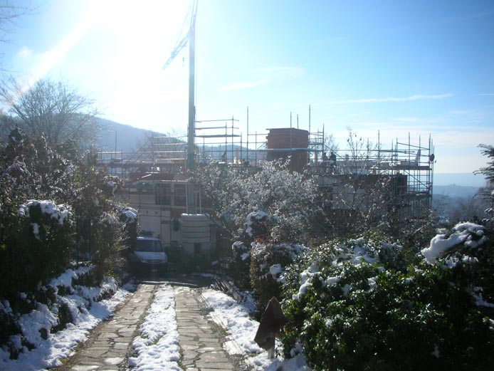 03 dicembre 2010. Il tetto è completamente rimosso e il tempo per fortuna è dalla parte degli operai e del cliente che vive al piano di sotto. Si vede la torre del nuovo vano ascensore