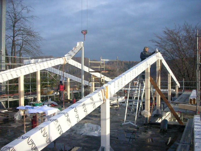 07 dicembre 2010. I carpentieri lavorano alla posa dei puntoni e dei portali di legno lamellare. Massimo, dopo aver contribuito alla ri-costruzione della Casa Capriata progettata da Carlo Mollino negli anni Cinquanta, sta assemblando con perizia e passione due puntoni