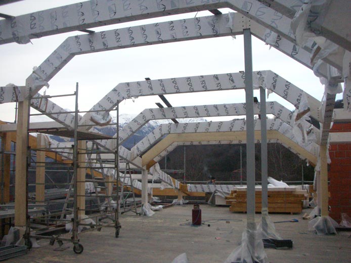 15 dicembre 2010. L’ossatura del tetto ha preso forma. Iniziamo a re-immaginare gli spazi e ad affinare le soluzioni rappresentate sulla carta