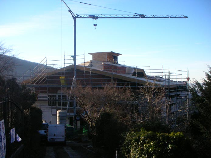 15 gennaio 2011. Dall’esterno emerge la torretta-lucernaio e il vano ascensore. Tra qualche settimana, speriamo, sul tetto ci sarà la bandiera