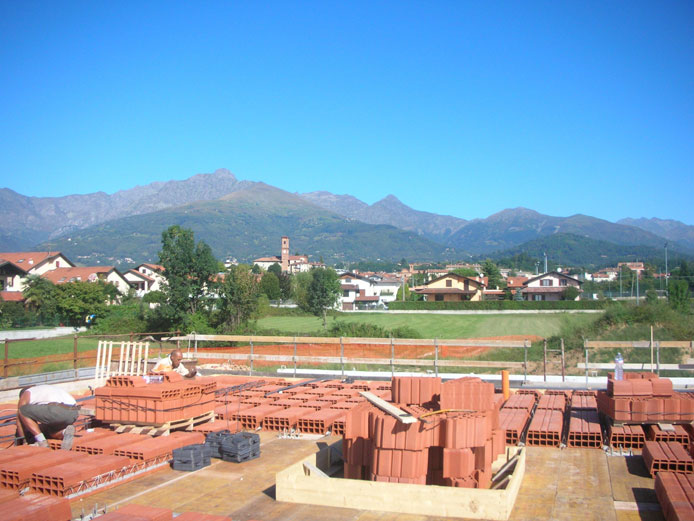 09 settembre 2011. I carpentieri armano il solaio, sullo sfondo le Alpi biellesi.