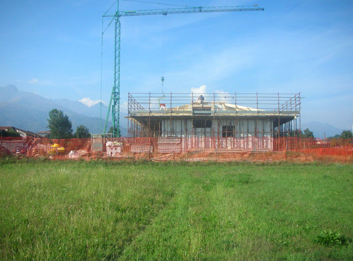 27 settembre 2011. Si inzia a posare l'orditura primaria del tetto, sullo sfondo il Monte Mucrone, sull'asse di ripresa si intuisce l'abbaino e la frattura della “pantalera”.