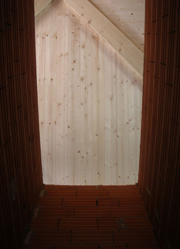 4. 02 dicembre 2013. Salendo le scale, l'intradosso di legno del tetto ventilato.